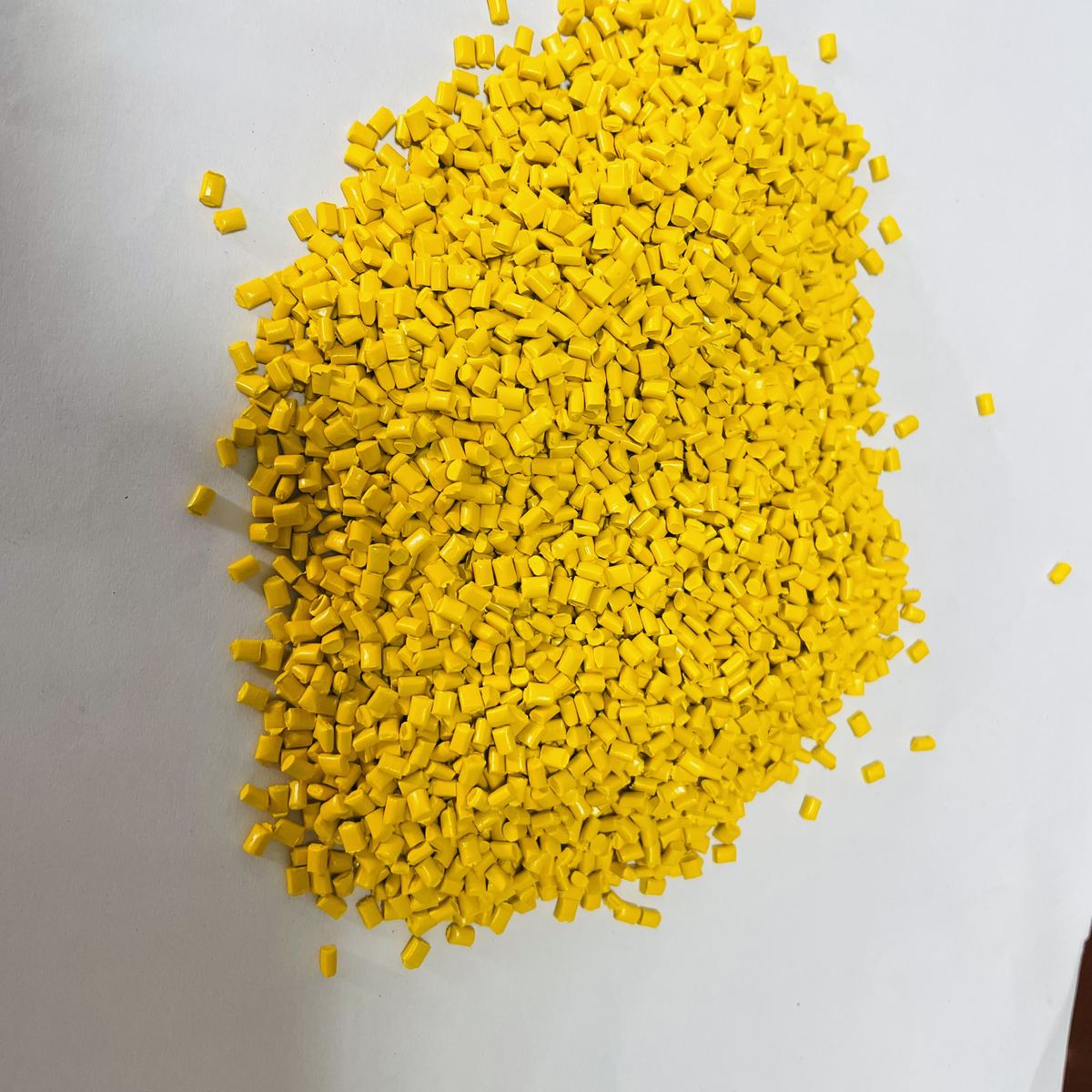 Yellow color masterbatch pellets for plastic coloring