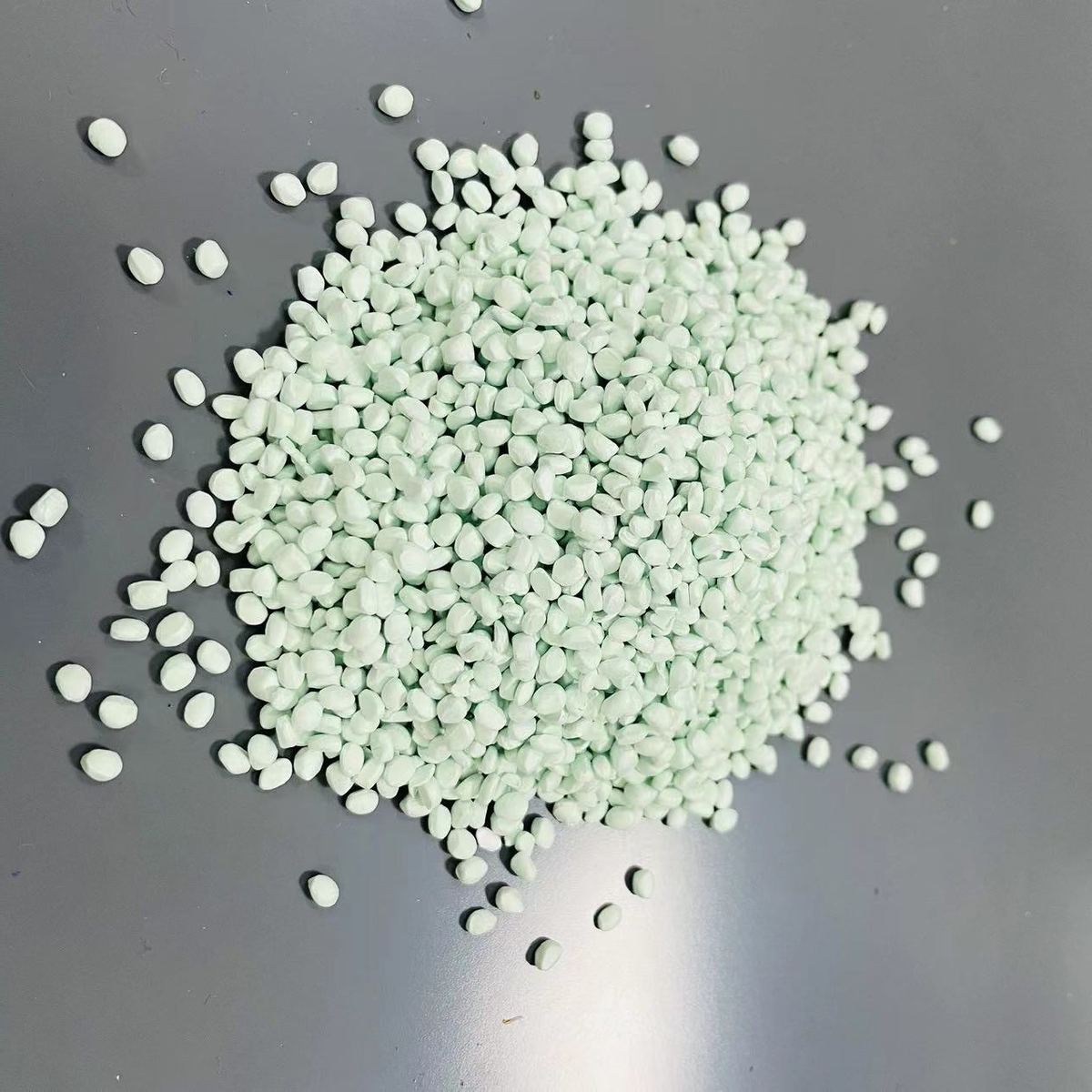Porcelain white masterbatch pellets